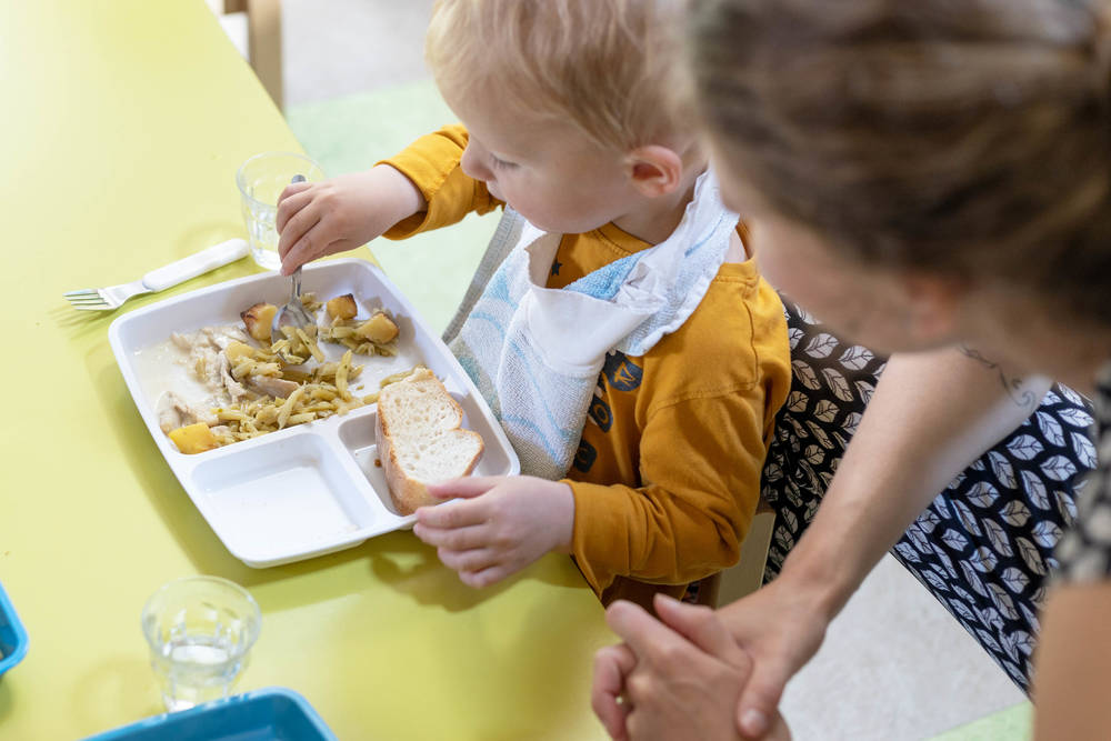 Comment réagir face à un enfant qui refuse de manger?