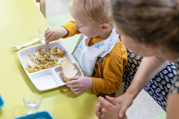 Comment réagir face à un enfant qui refuse de manger?